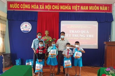 HĐĐ huyện Lý Sơn phát quà Trung thu